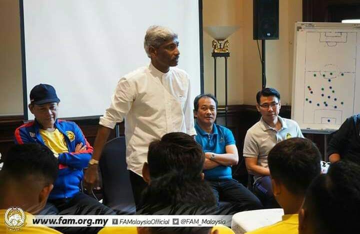 Ông Rajagobal trong buổi gặp mặt với ĐT Malaysia mới đây undefined